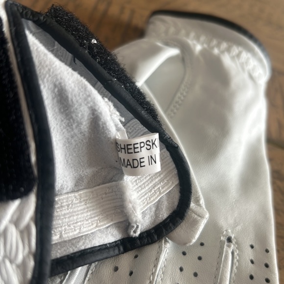 Callaway Golf Gloves - Right Hand - Size Medium/Large - 2 Pack - Picture 4 of 4